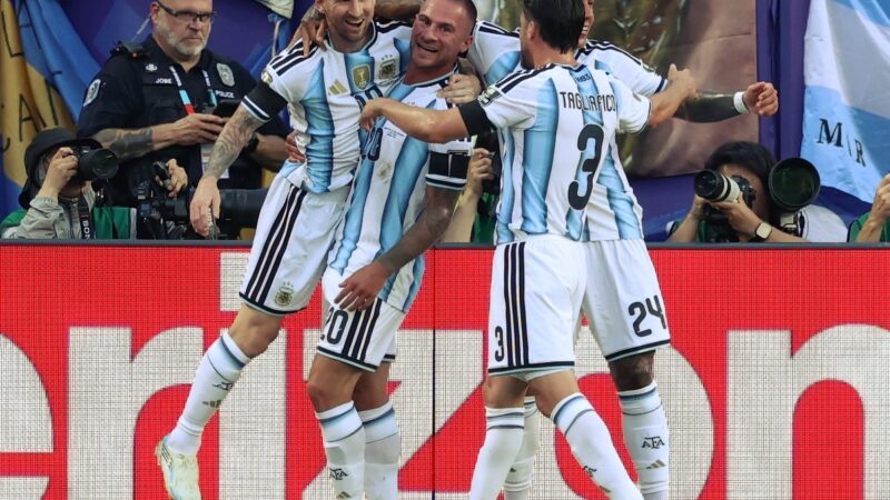 Entenda por que jogadores da Argentina usam faixa de luto no braço contra a Suíça