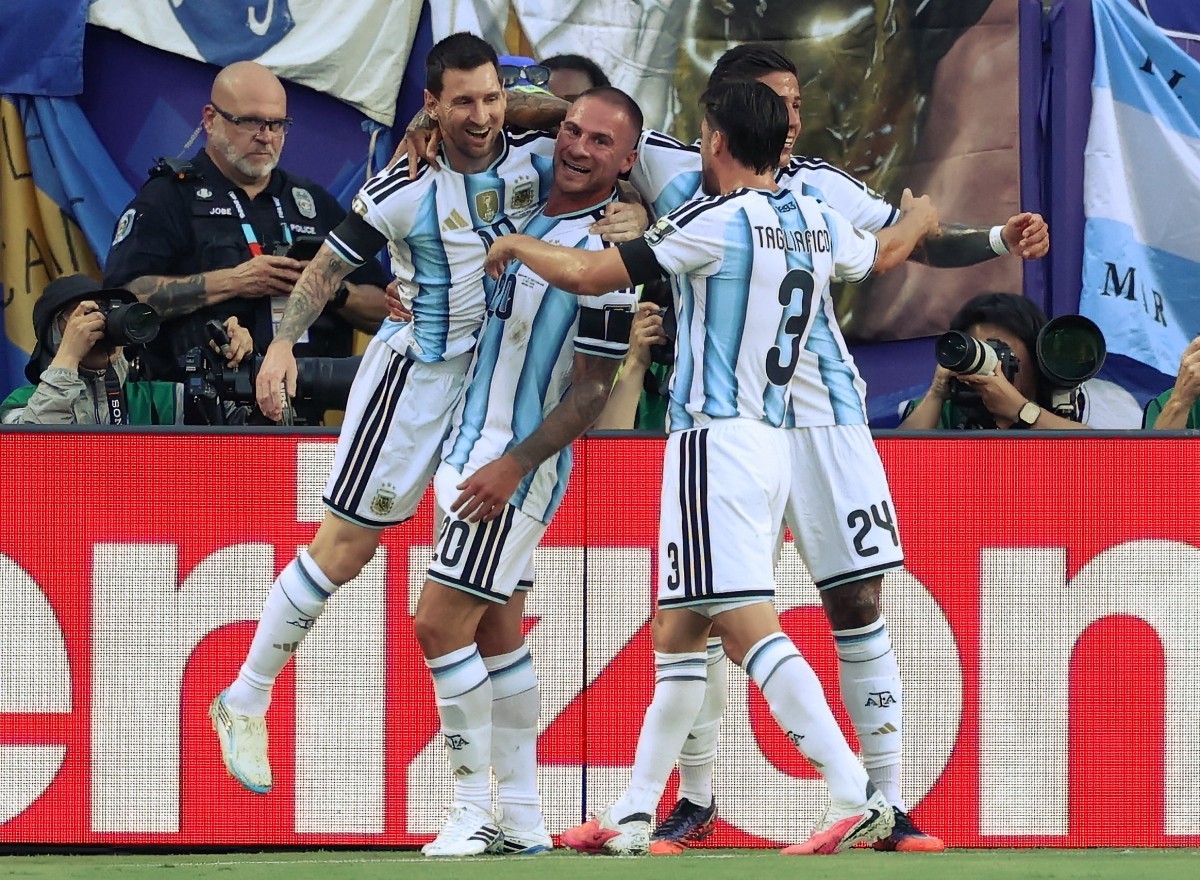 Entenda por que jogadores da Argentina usam faixa de luto no braço contra a Suíça