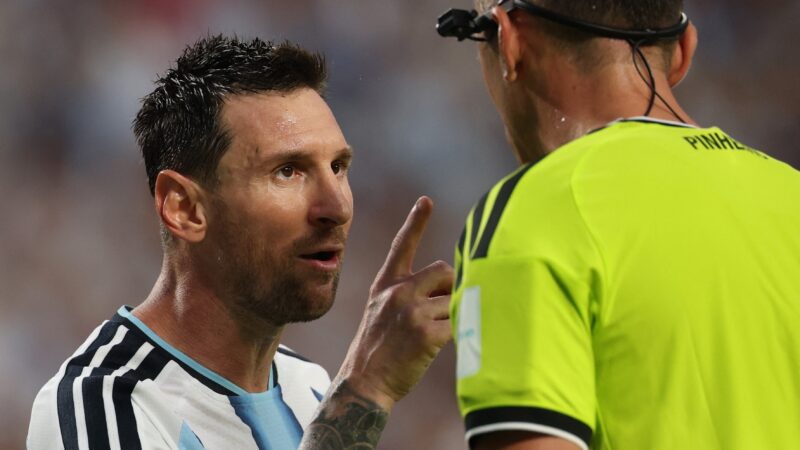 Messi se irrita com árbitro durante Argentina x Suíça: “Fale direito comigo”