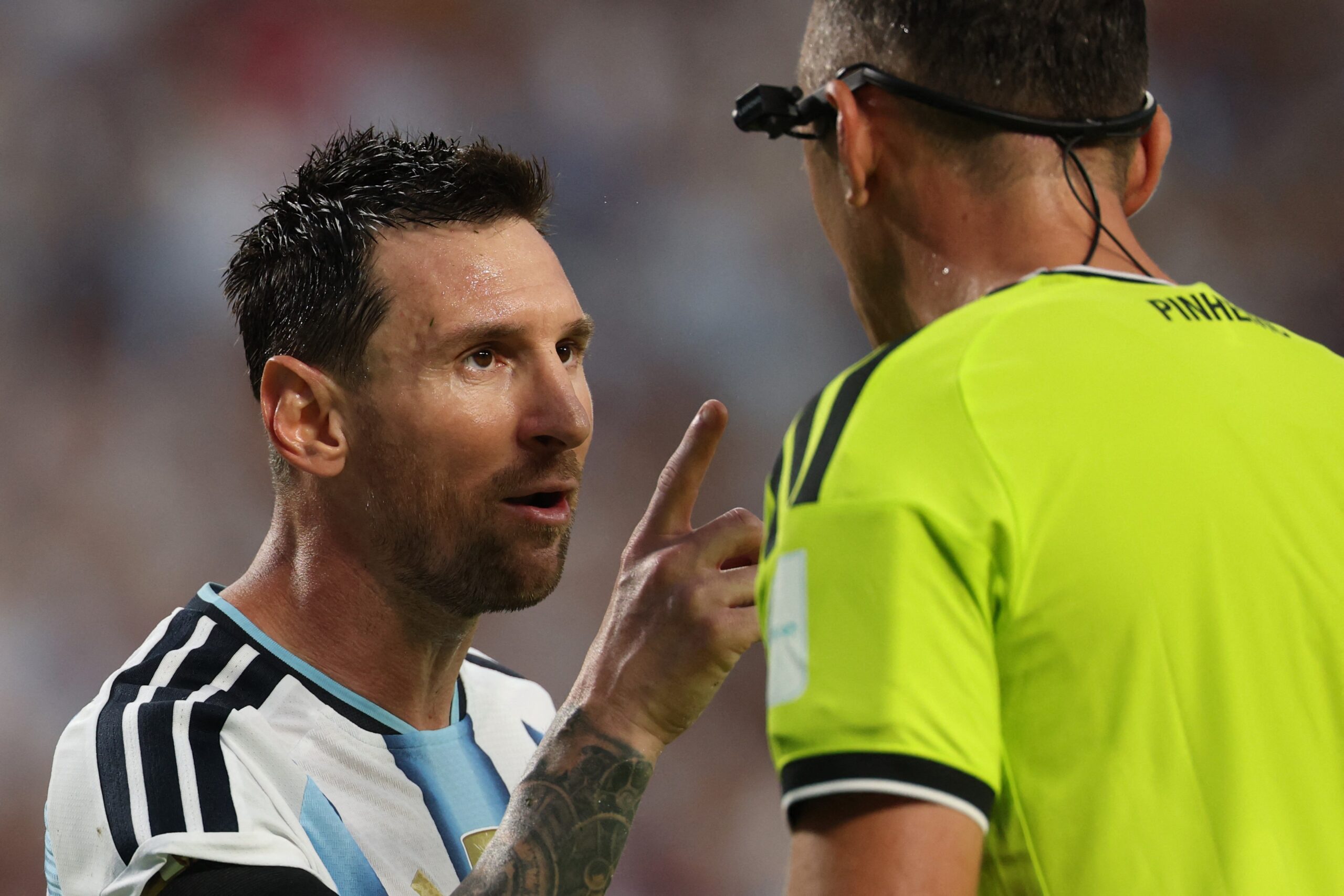 Messi se irrita com árbitro durante Argentina x Suíça: “Fale direito comigo”