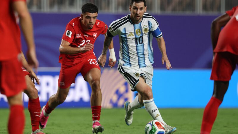 Messi projeta jogo inédito contra a Inglaterra e admite desgaste da Argentina: “O grupo sente”