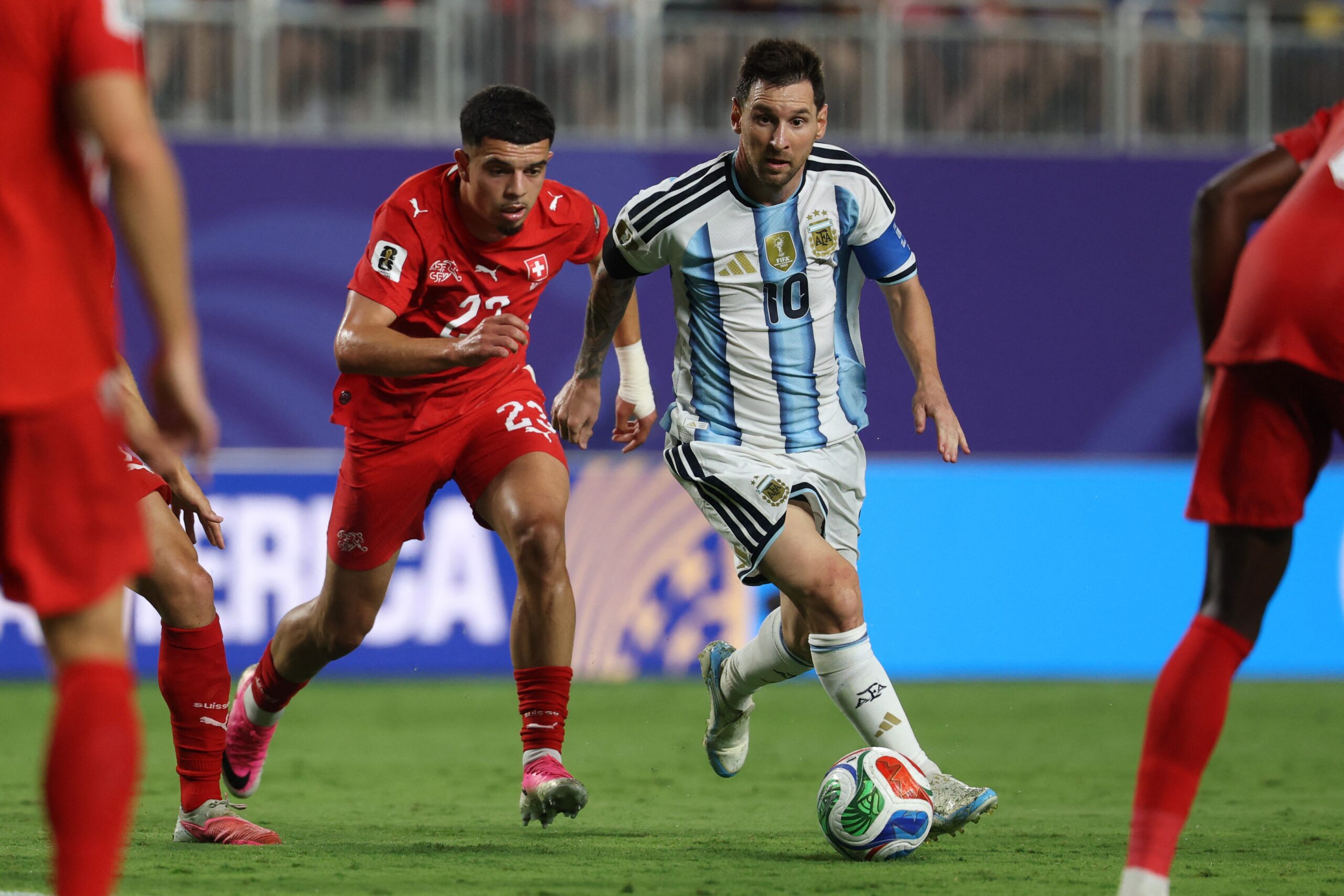 Messi projeta jogo inédito contra a Inglaterra e admite desgaste da Argentina: “O grupo sente”