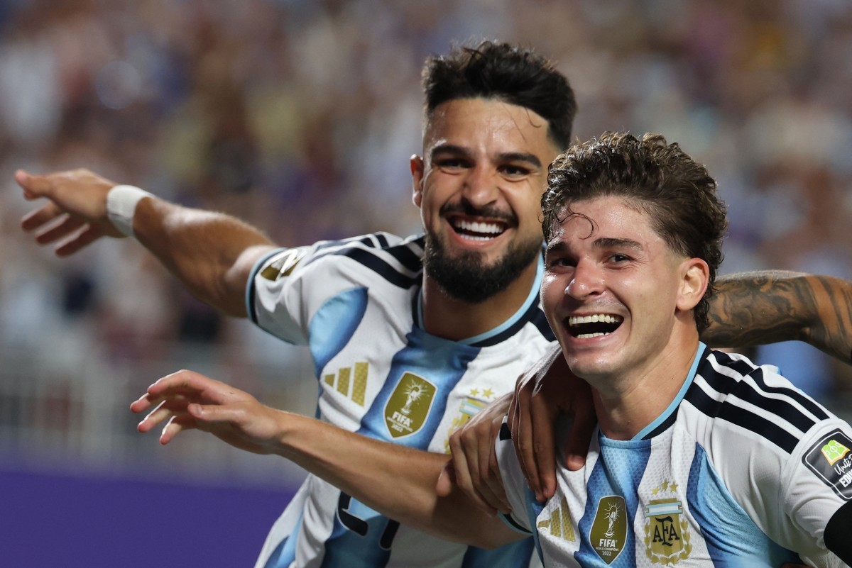 Flaco López comemora assistência em vitória da Argentina e ressalta: “Não sonhava em estar aqui”