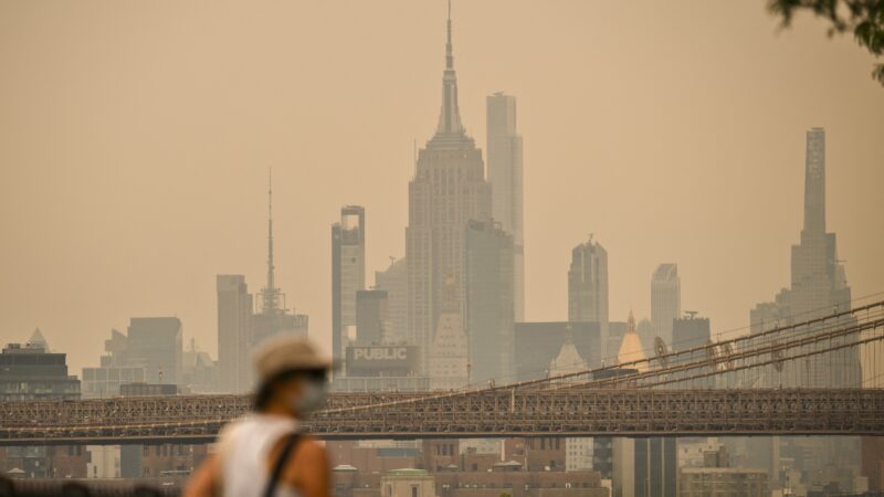 ‘É como fumar cigarro o dia todo’: fumaça de incêndios florestais afeta Nova York, Chicago e outras regiões do Canadá e dos EUA