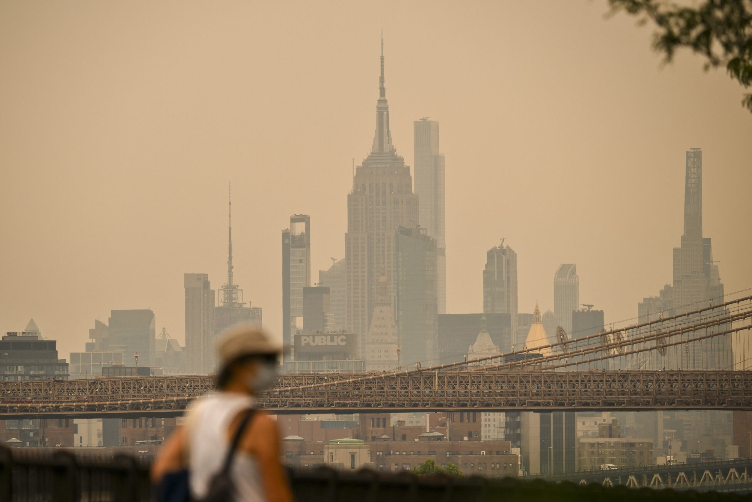 ‘É como fumar cigarro o dia todo’: fumaça de incêndios florestais afeta Nova York, Chicago e outras regiões do Canadá e dos EUA
