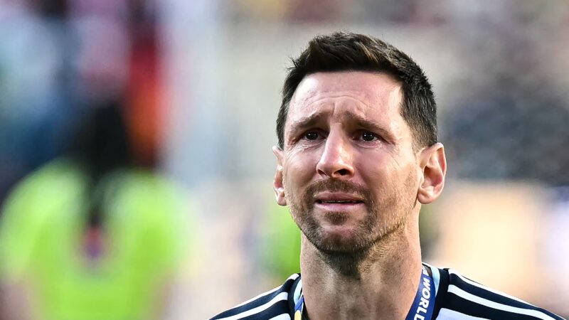 Messi vai às lágrimas após receber medalha de prata; veja imagens