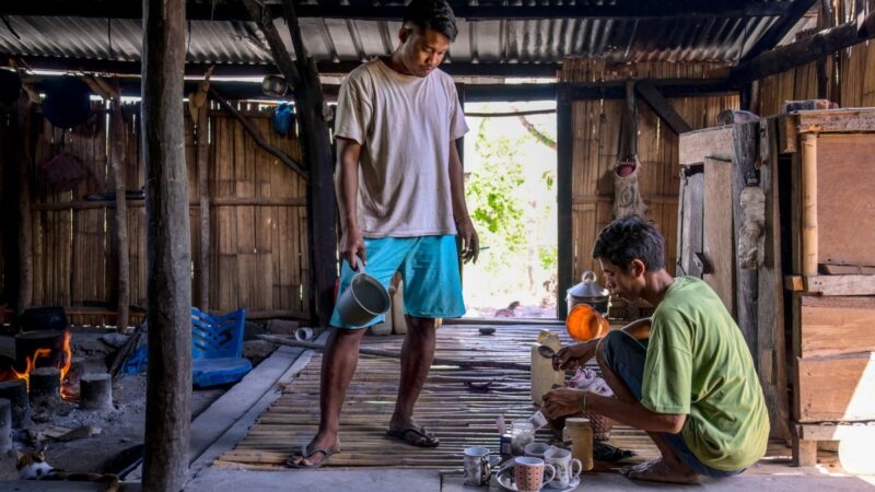 Sumba, a ilha paradisíaca onde homens e mulheres vivem como escravizados