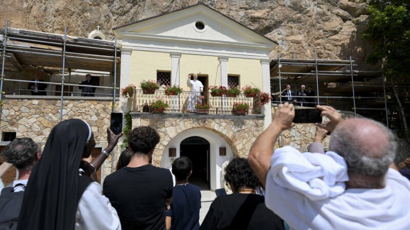 Mulheres que acusam padre de violência sexual denunciam silêncio do Vaticano