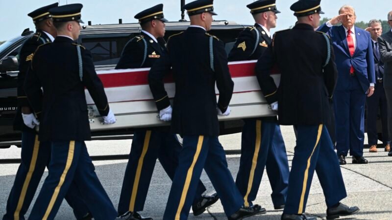 Trump acompanha chegada aos EUA dos corpos de militares mortos na guerra do Irã
