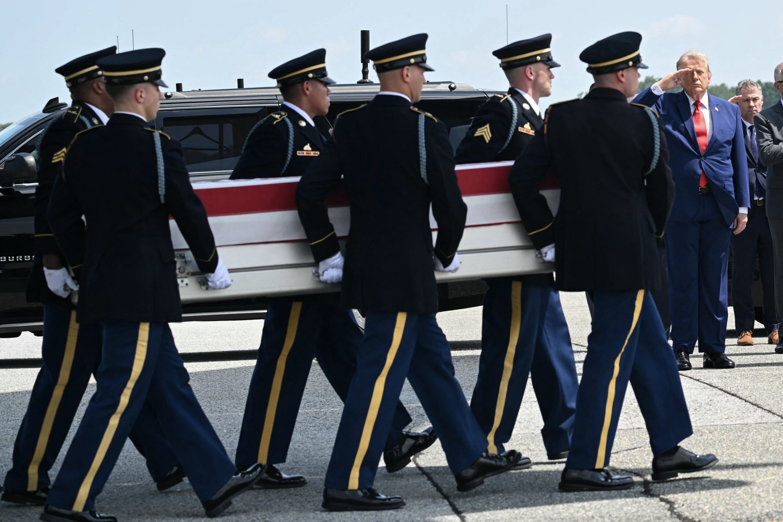 Trump acompanha chegada aos EUA dos corpos de militares mortos na guerra do Irã