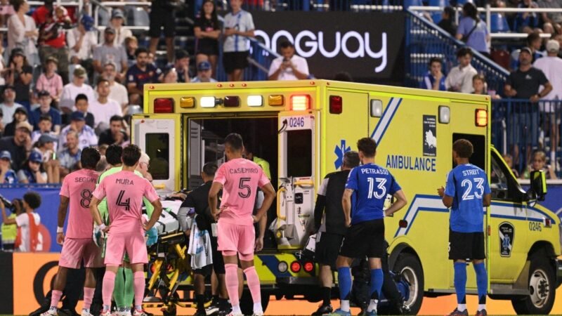 Companheiro de Messi deixa jogo de ambulância, mas técnico tranquiliza: “Está consciente”