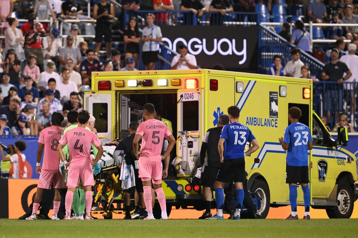 Companheiro de Messi deixa jogo de ambulância, mas técnico tranquiliza: “Está consciente”