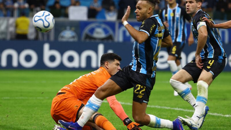 Braithwaite perde gol incrível em eliminação do Grêmio na Sul-Americana; veja o lance