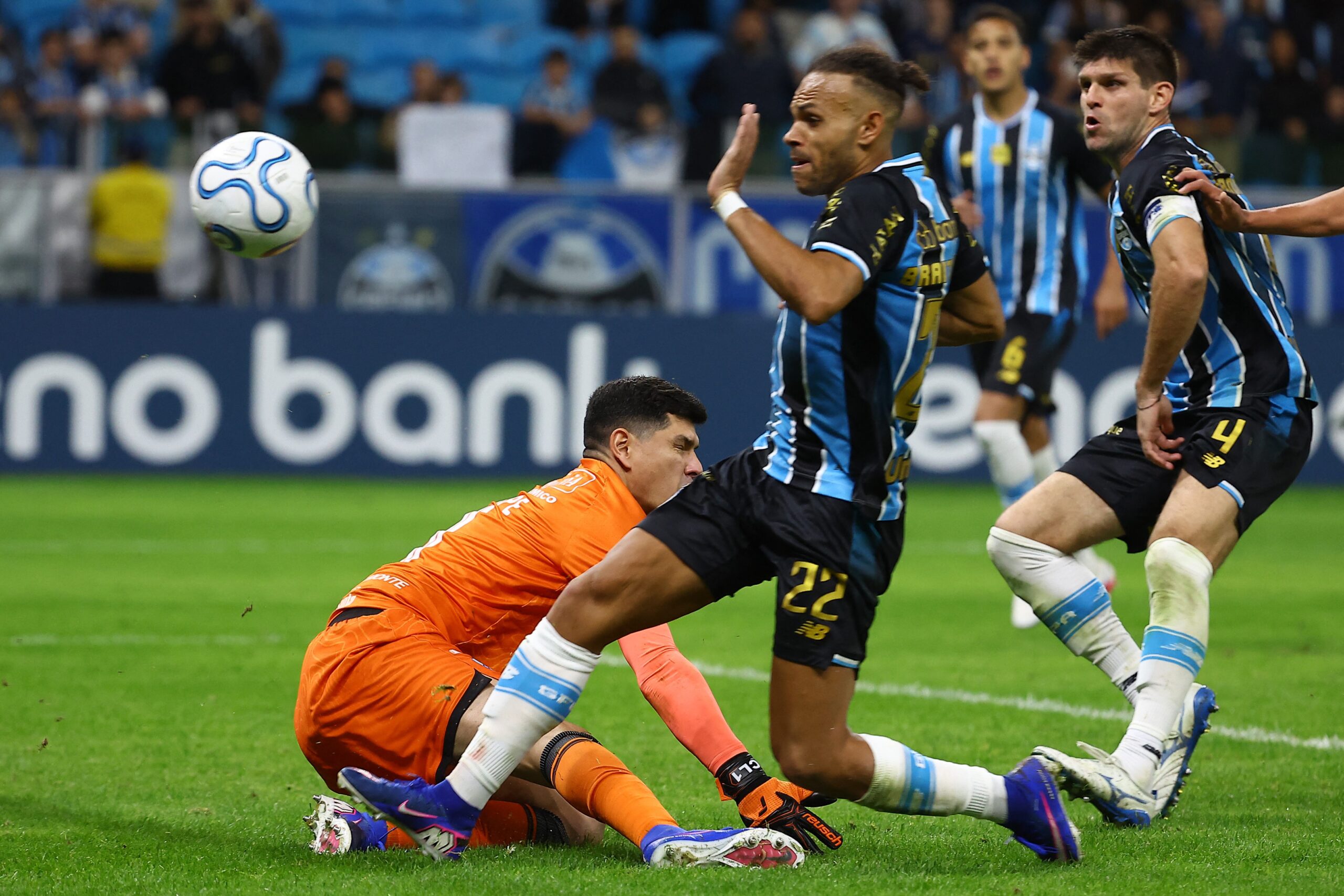 Braithwaite perde gol incrível em eliminação do Grêmio na Sul-Americana; veja o lance
