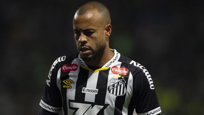 Mayke entra na Justiça para rescindir contrato com o Santos