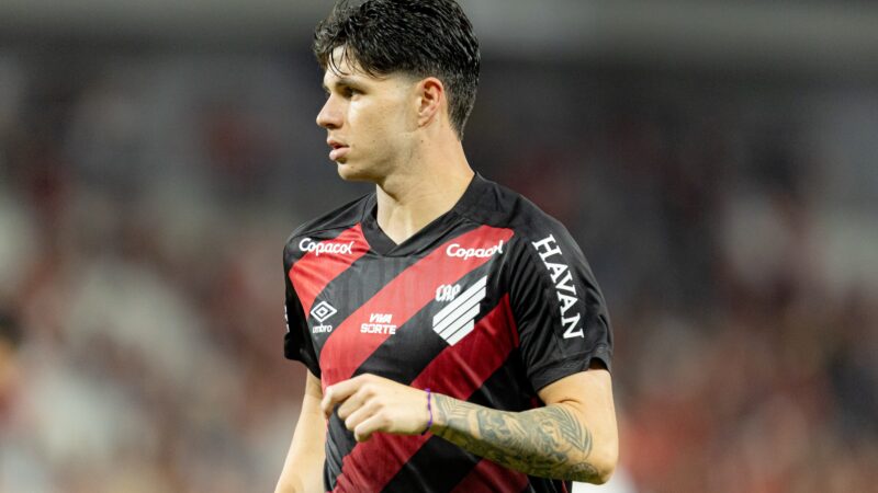 Meia do Athletico, Zapelli sofre entorse e é dúvida contra o São Paulo na volta do Brasileiro