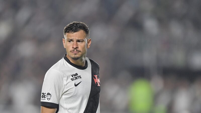 Hugo Moura se acerta com clube saudita e encaminha saída do Vasco