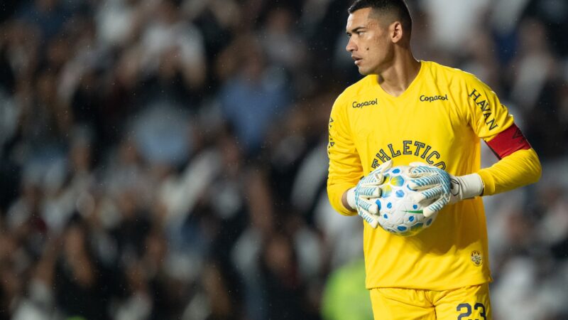Goleiro Santos vira desfalque do Athletico no Brasileirão e estreante vai assumir a meta