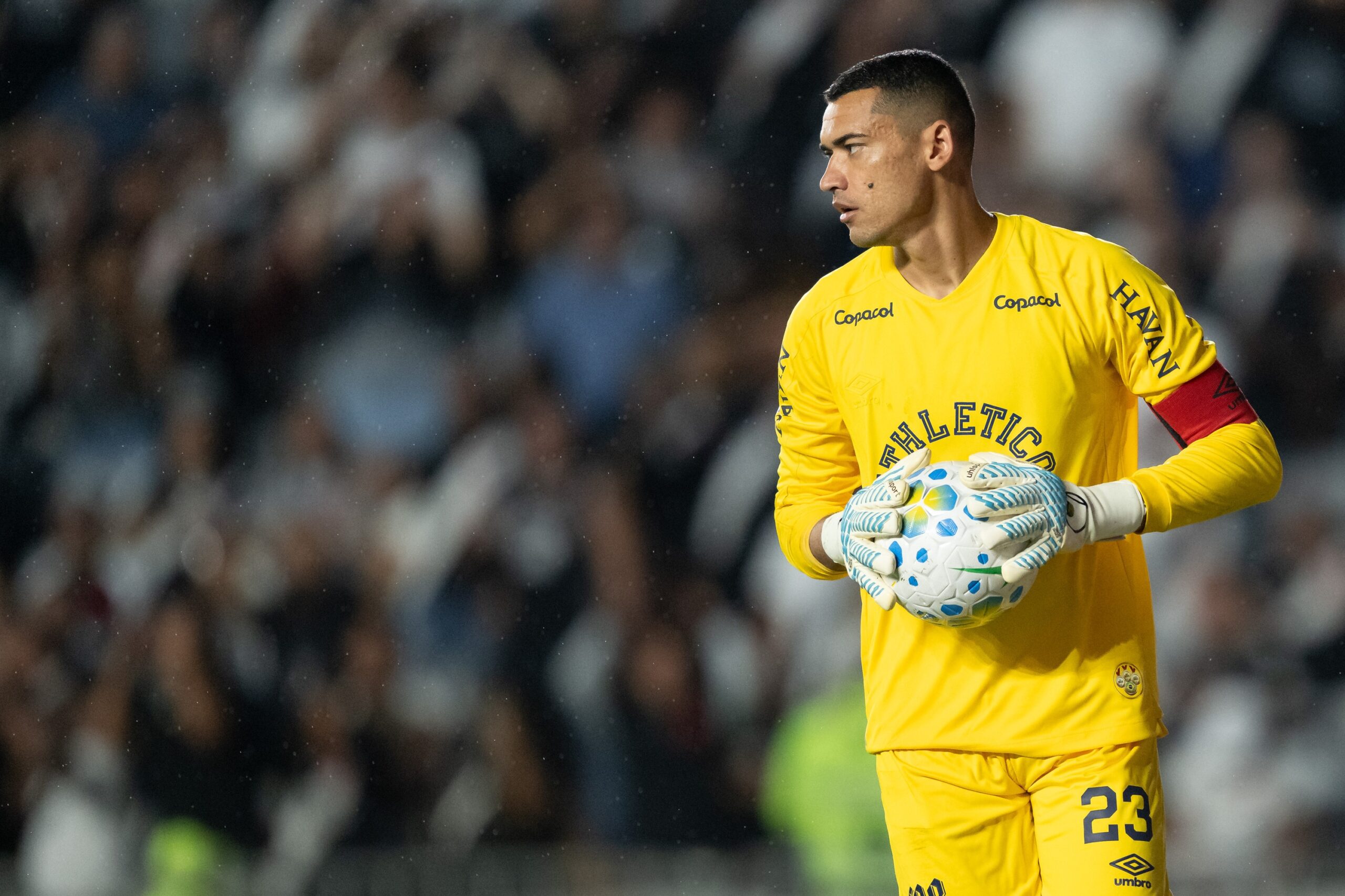 Goleiro Santos vira desfalque do Athletico no Brasileirão e estreante vai assumir a meta