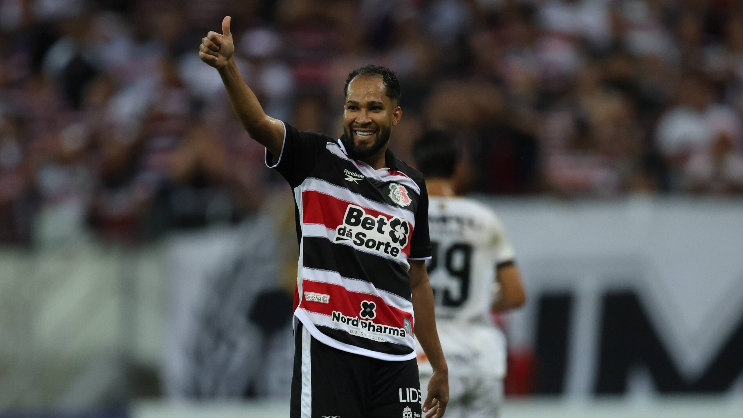Everaldo assume protagonismo no ataque em sequência de vitórias do Santa Cruz