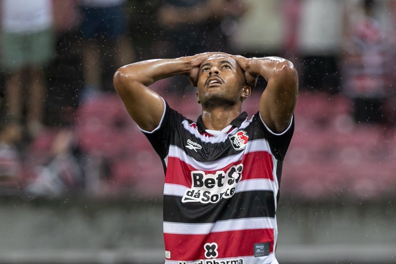 Quirino não joga mais pelo Santa Cruz, declara executivo: “Assunto encerrado”