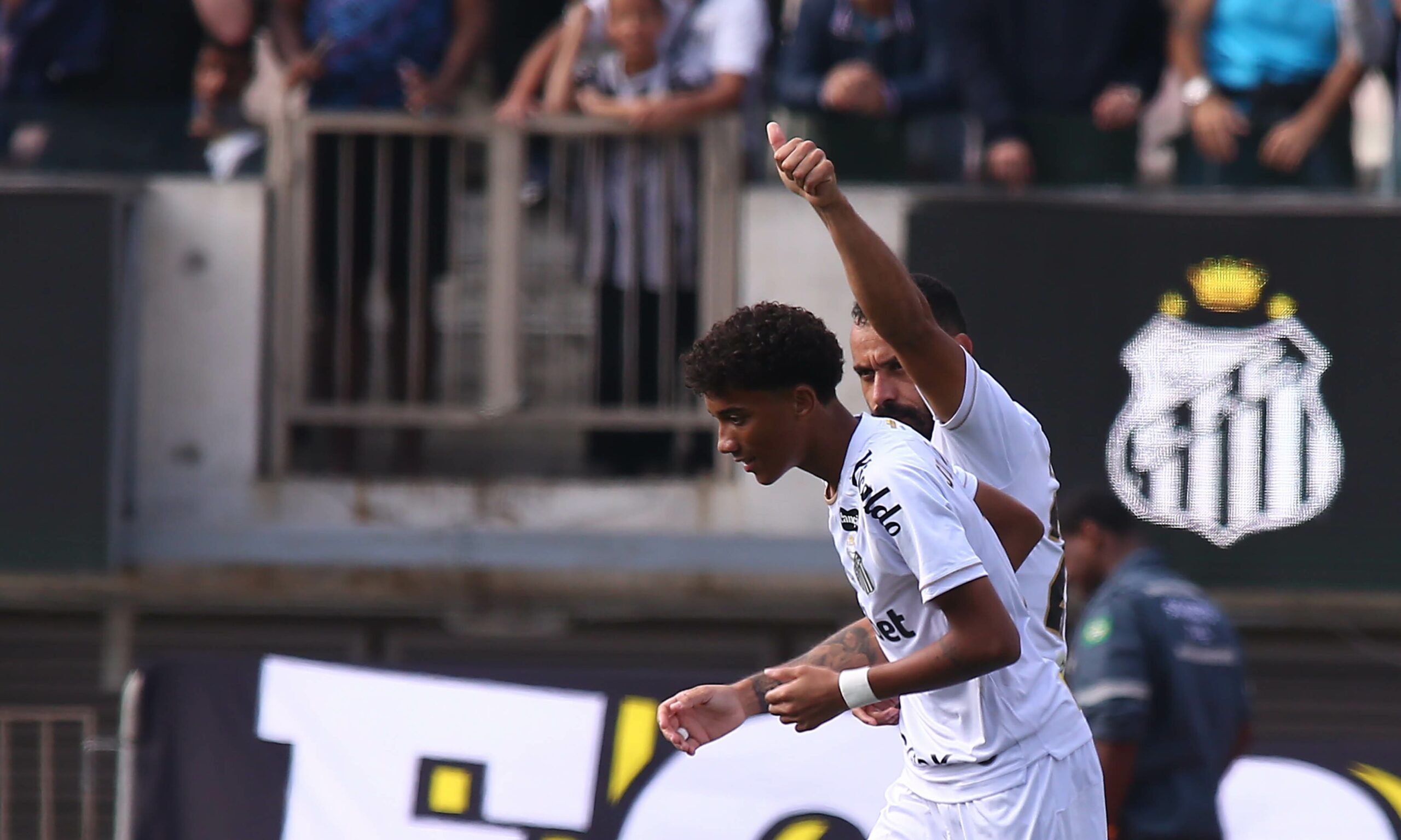 Juninho “aposenta” Robinho Jr e muda nome na camisa do Santos