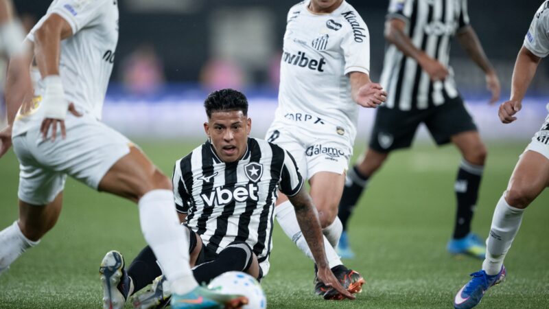 Gustavo Henrique sente a coxa direita e vira dúvida no Santos
