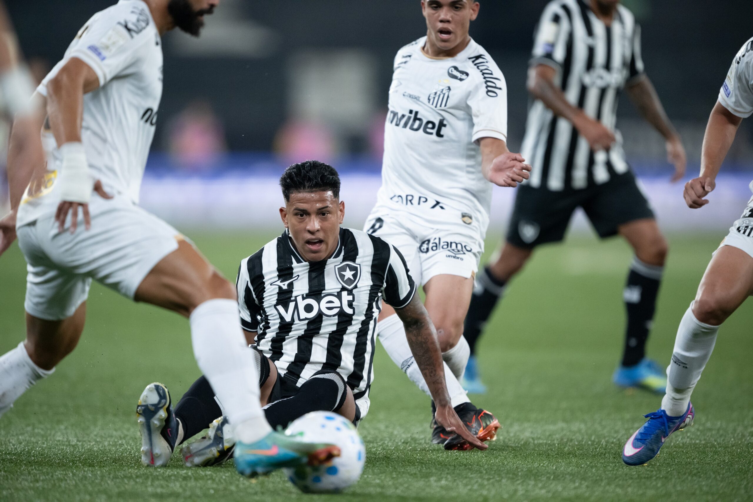 Gustavo Henrique sente a coxa direita e vira dúvida no Santos