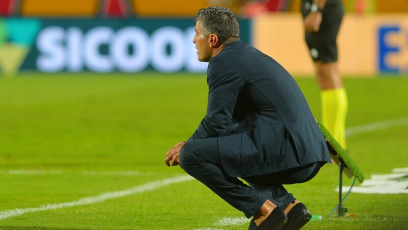 Das cobranças ao silêncio agachado: veja as reações de Pedro Emanuel em estreia no Vasco