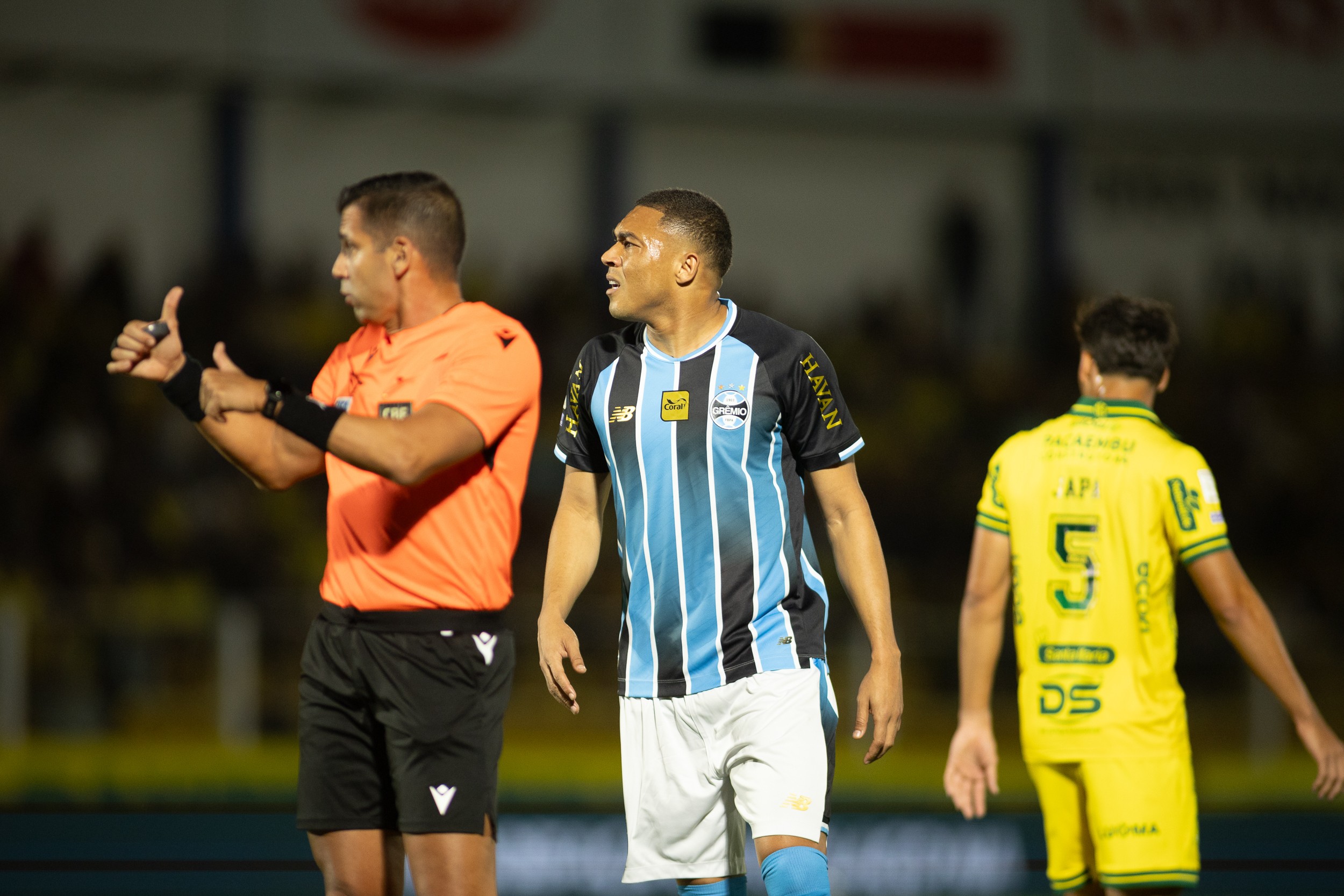 Grêmio intensifica conversas e tem otimismo para renovar com Carlos Vinicius; saiba mais