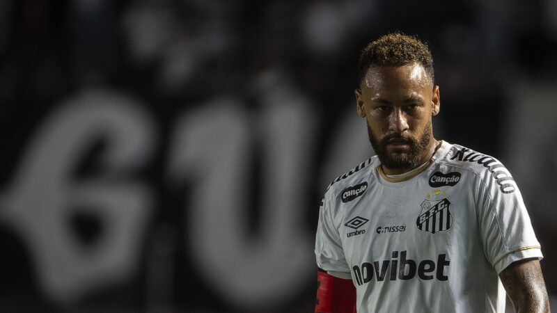 Neymar cobra garotos no vestiário depois de empate contra Chape e entra em atrito no Santos
