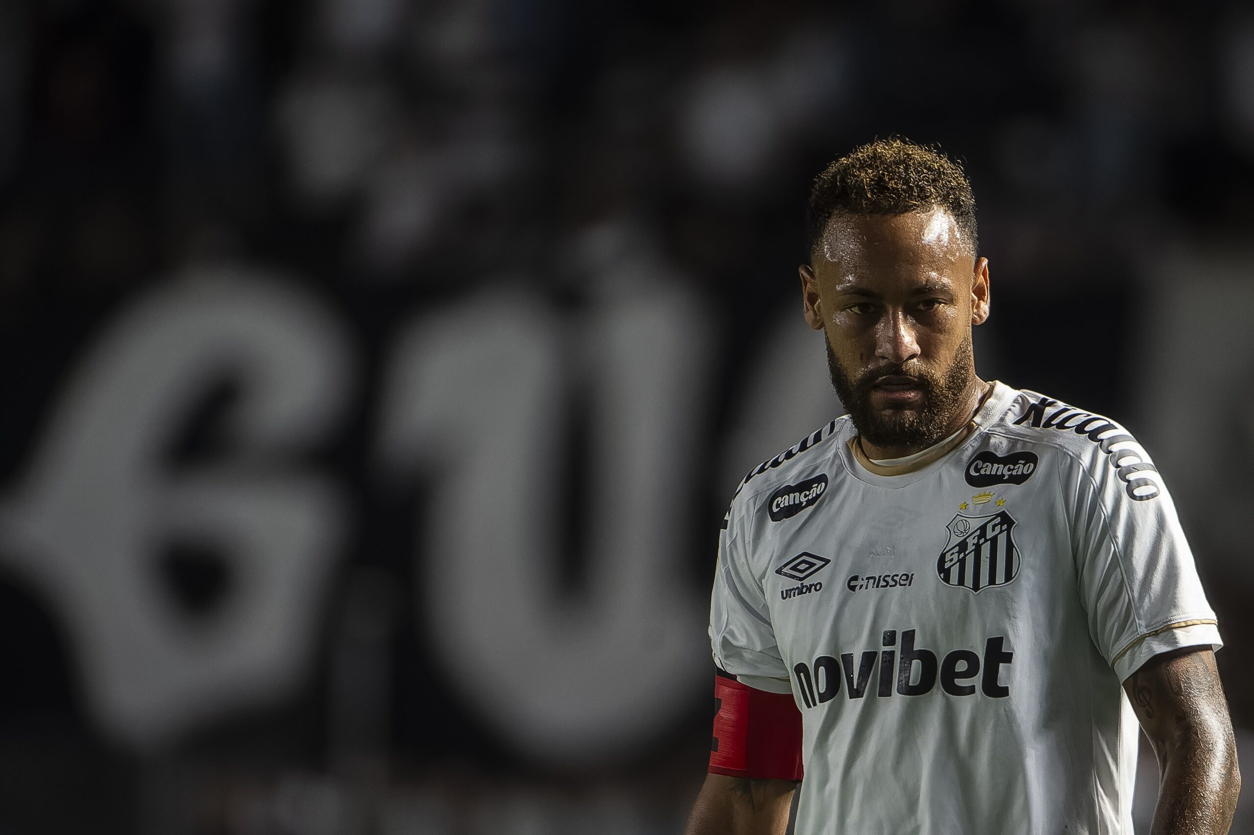 Dois gols, amarelo e irritação: como foi o retorno de Neymar ao Santos depois do fracasso na Copa