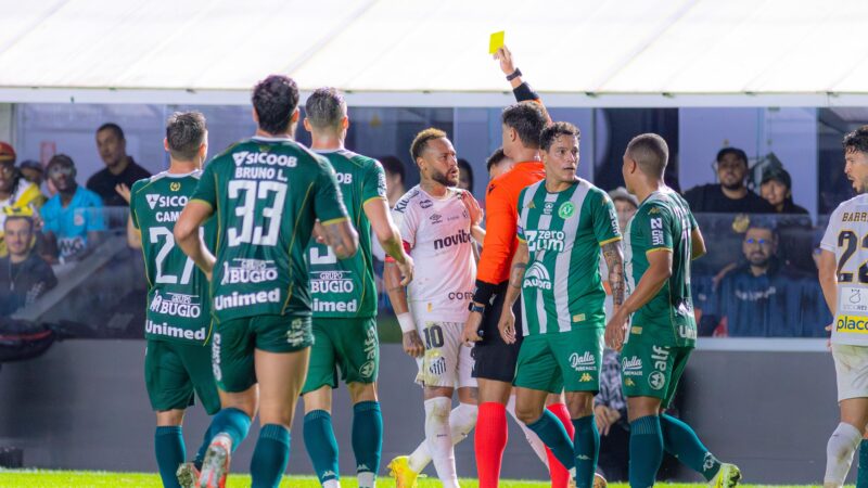 Neymar recebe terceiro cartão amarelo e desfalca Santos contra o Athletico-PR, pelo Brasileirão