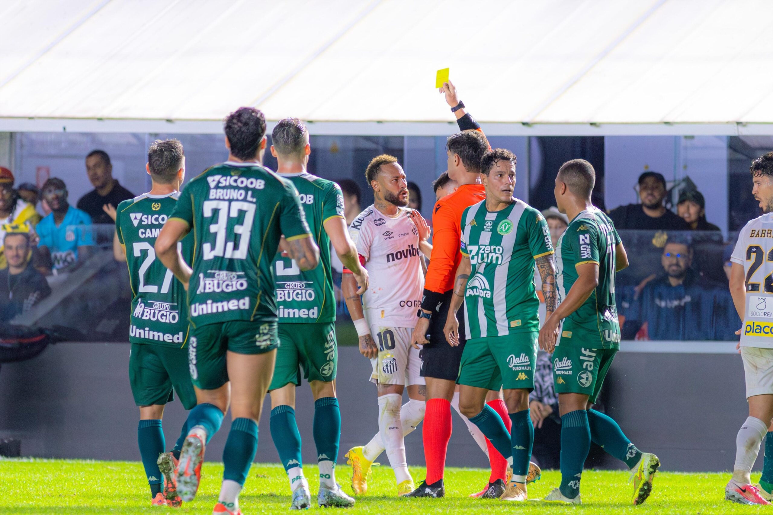 Neymar recebe terceiro cartão amarelo e desfalca Santos contra o Athletico-PR, pelo Brasileirão