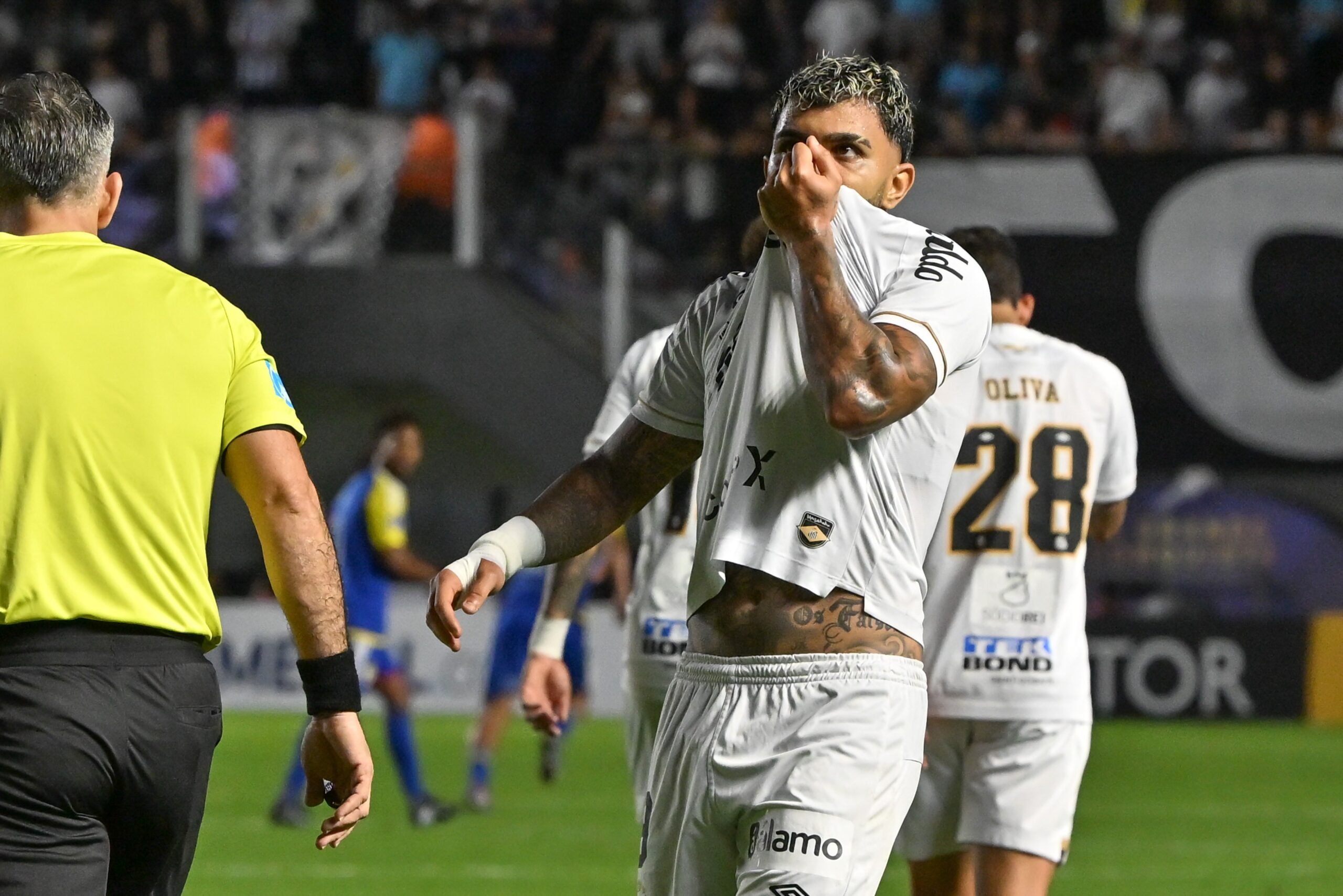 Gabigol minimiza cobrança de Neymar em vestiário do Santos: “Ele tem obrigação de fazer isso”