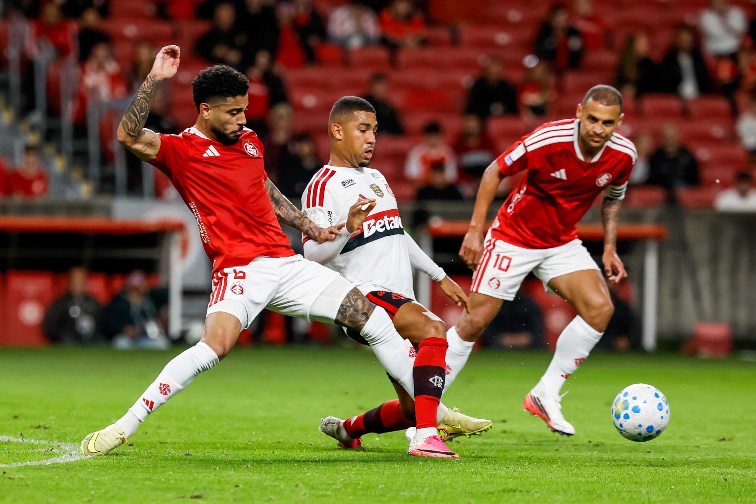 Análise: Inter encontra caminho contra Flamengo, mas segue refém de erros individuais