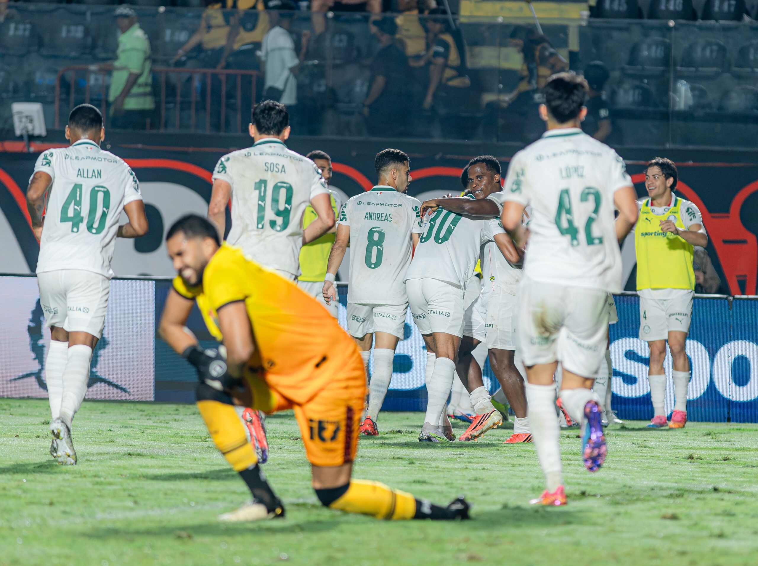 Palmeiras soube aproveitar o caos da arbitragem para ampliar a vantagem