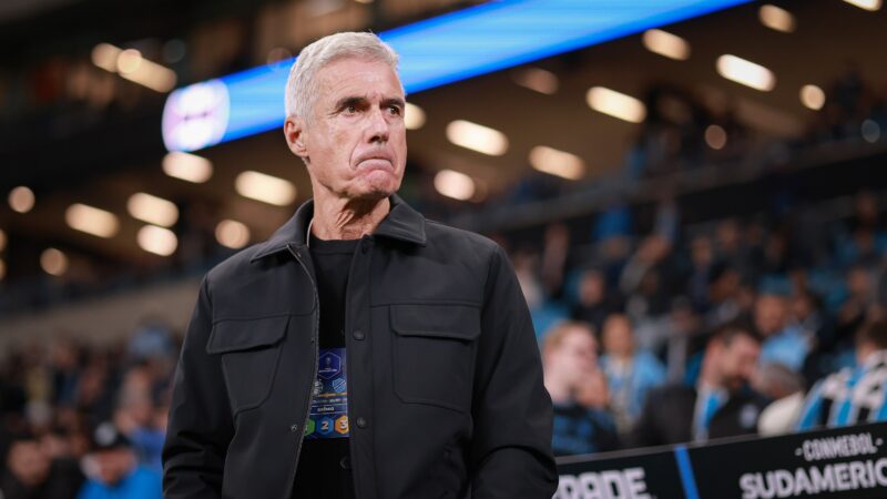Torcida do Grêmio xinga Luís Castro e grita nome de Renato em eliminação; veja