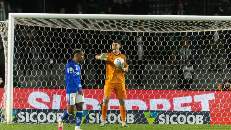 Pedro Morisco volta a ser titular no gol do Coritiba depois de 155 dias