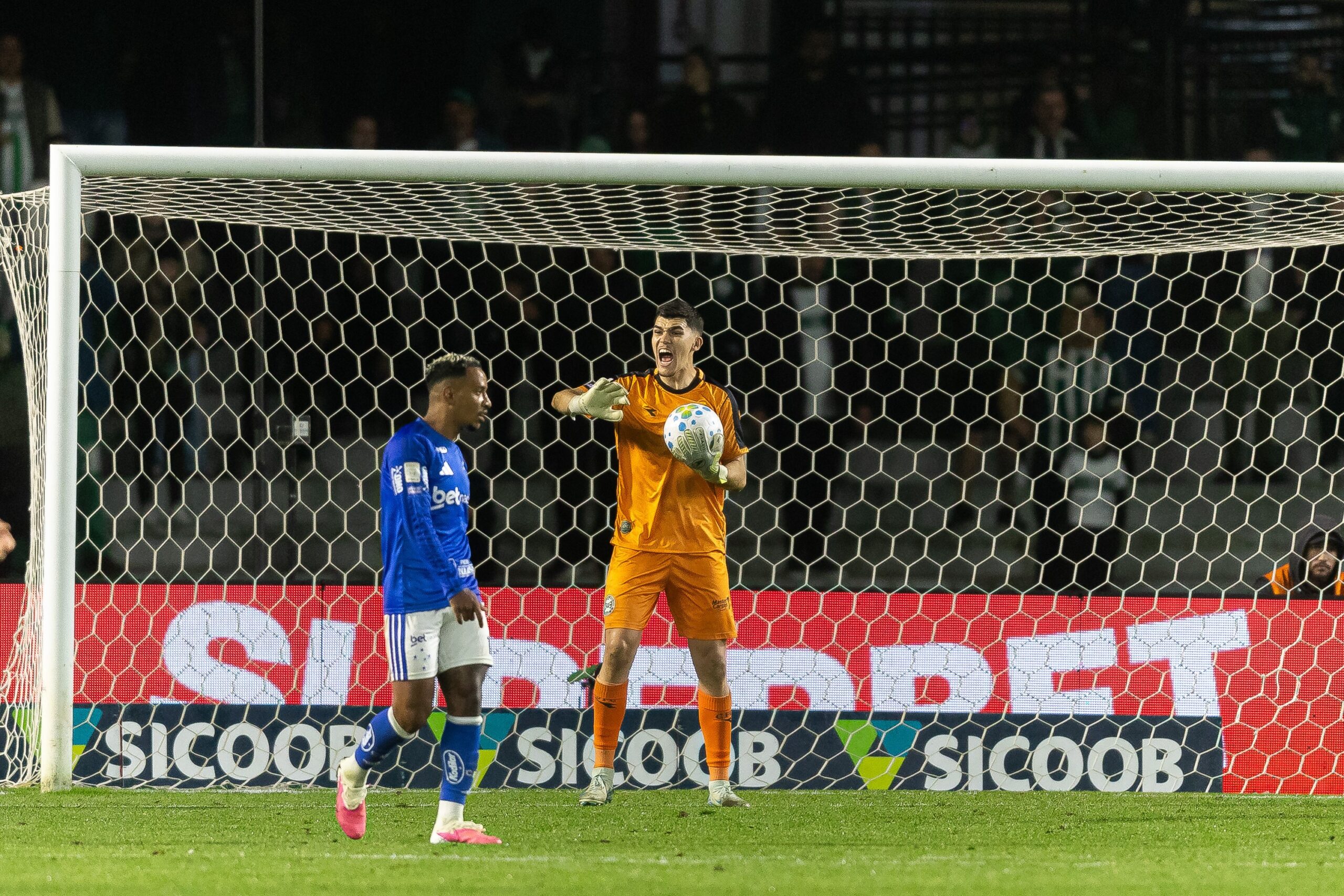 Pedro Morisco volta a ser titular no gol do Coritiba depois de 155 dias