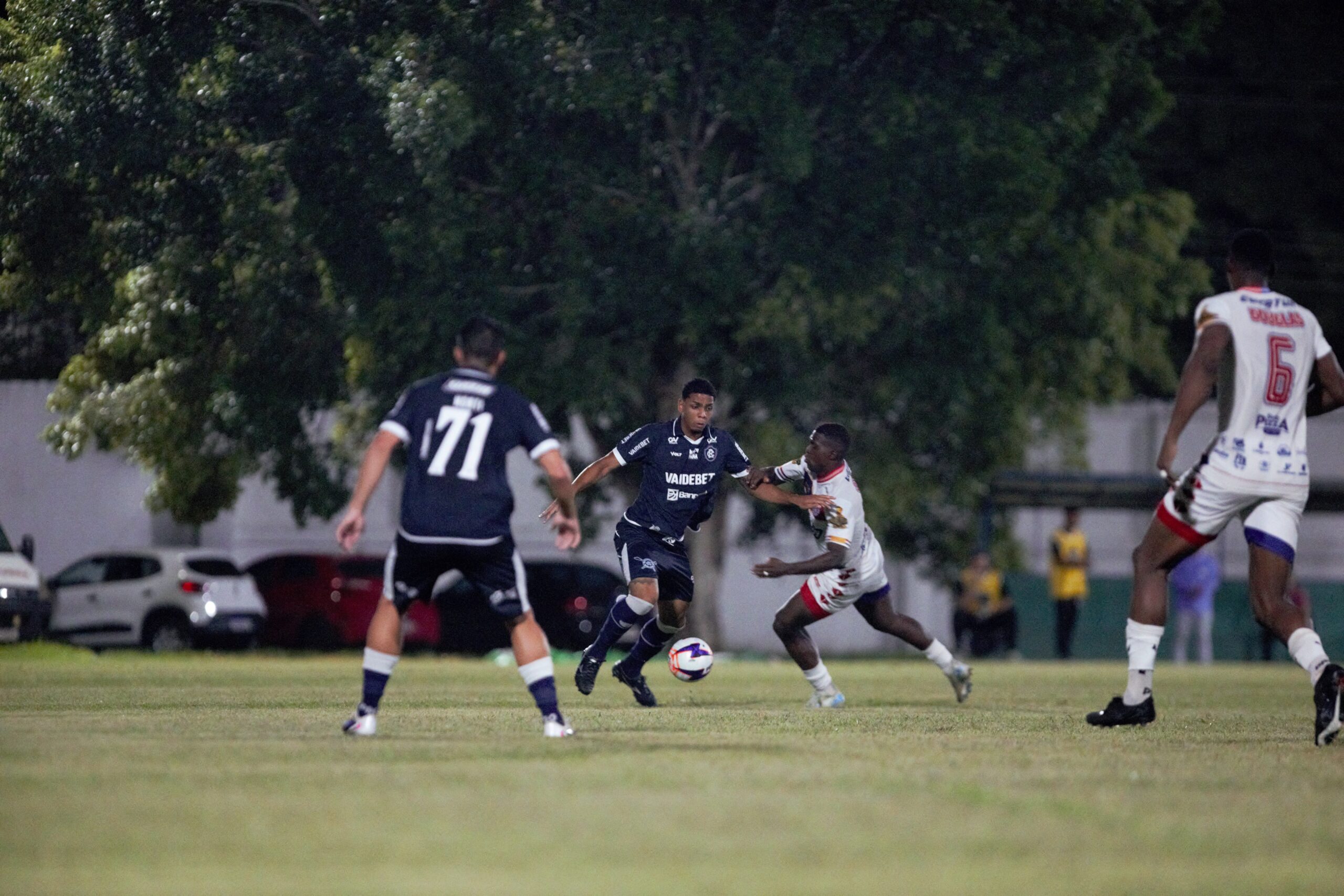 Remo anuncia desligamento de  Thalisson, zagueiro que negocia com Ceará