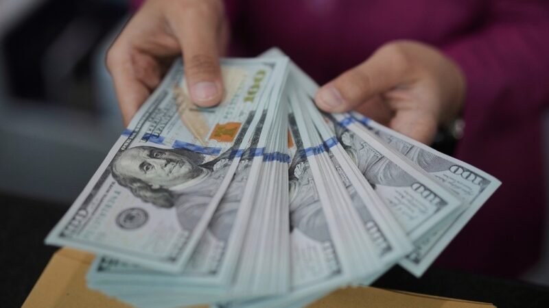 Dólar abre em alta, de olho em dados econômicos globais