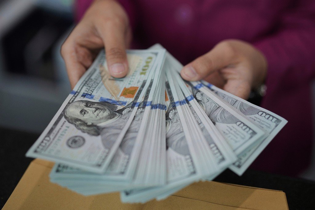 Dólar abre em alta, de olho em dados econômicos globais