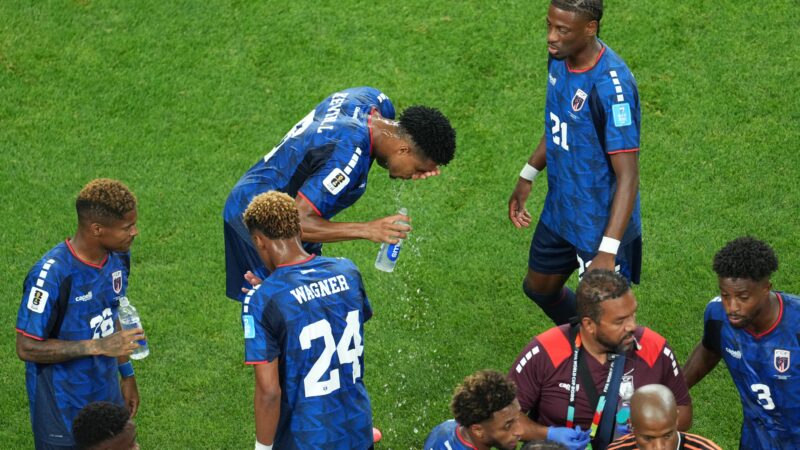 Por que cuspir em vez de engolir? A explicação científica por trás do hábito que virou tendência nos gramados da Copa