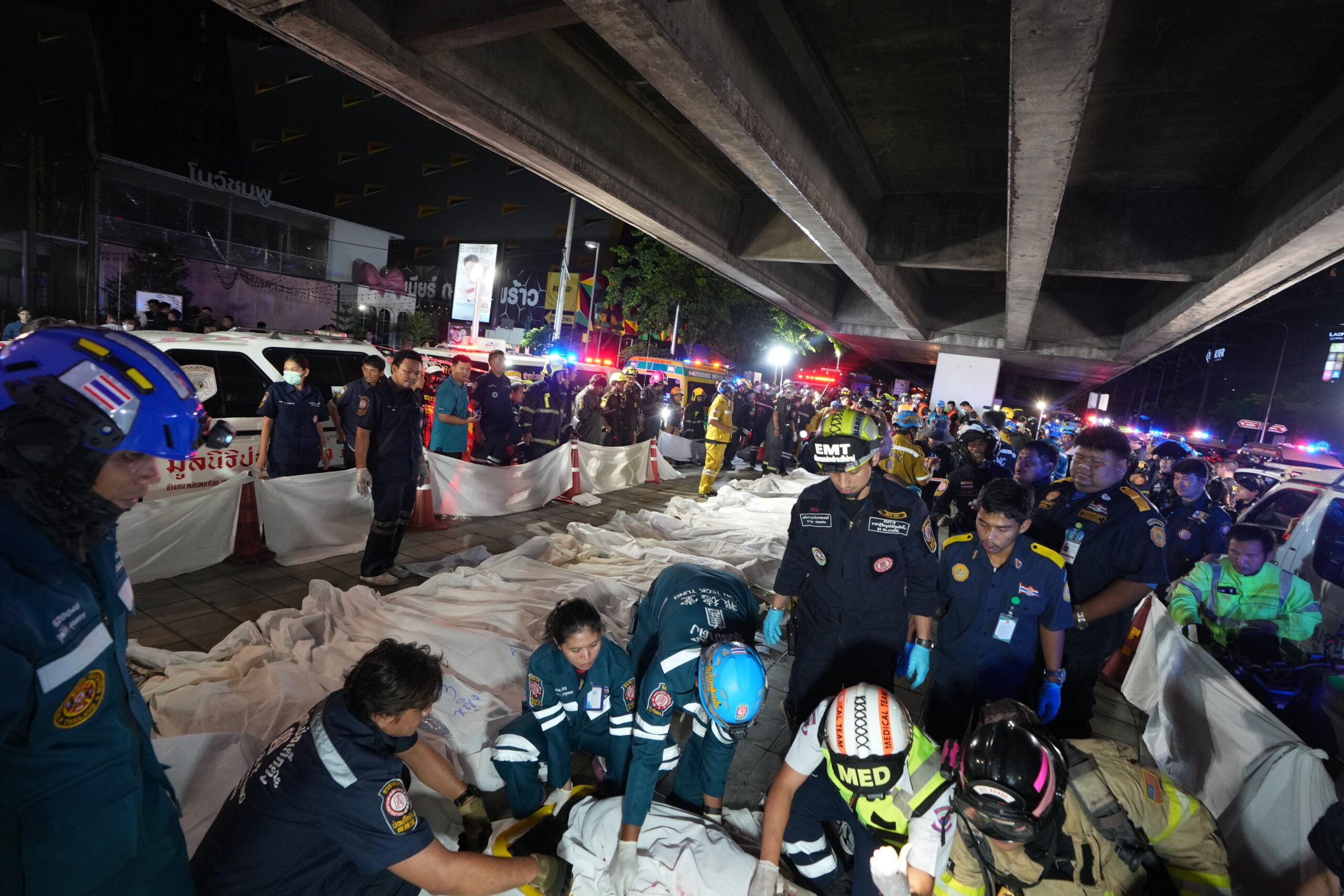 Incêndio em pub em Bangkok deixa 27 mortos; bombeiros levam meia hora para controlar chamas