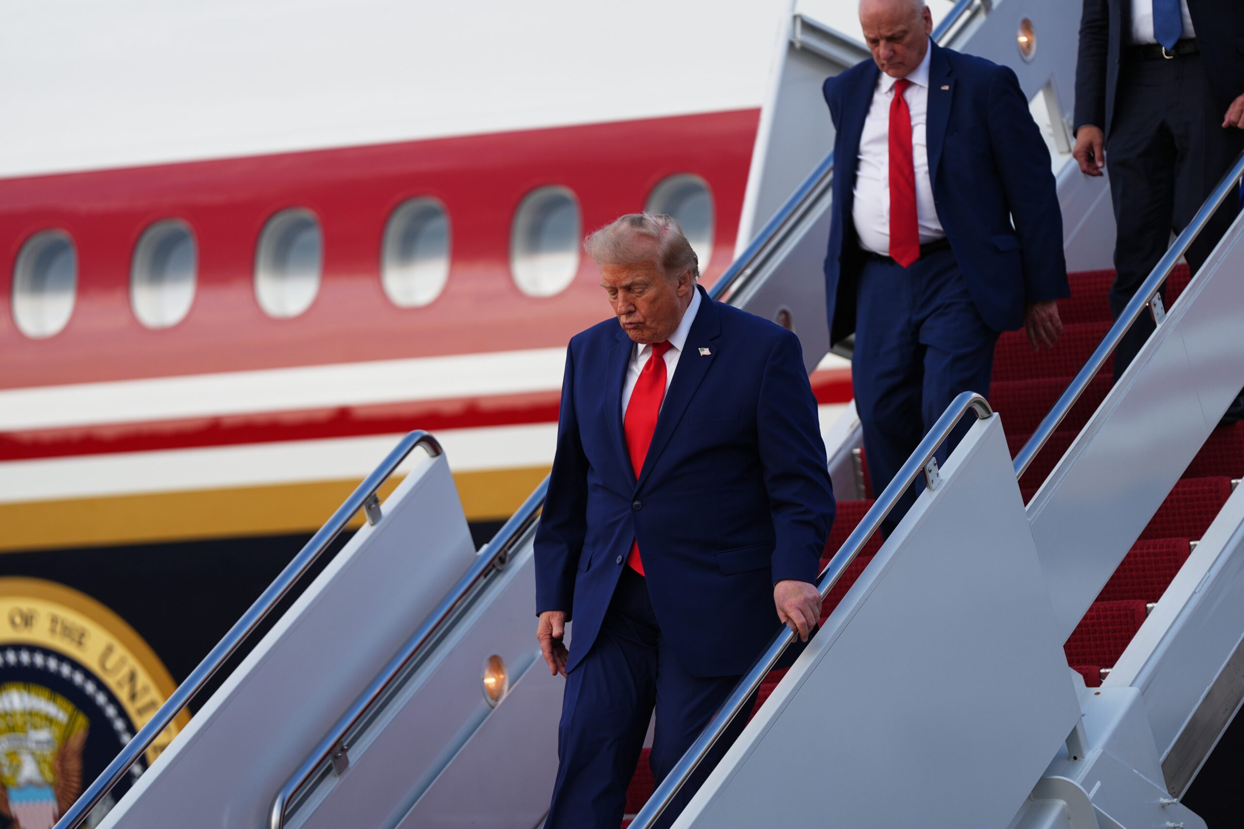 Como falha do novo Air Force One levou Trump a tentar ‘caça às bruxas’ contra jornalistas