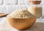 Truque com arroz ajuda a reduzir a umidade no guarda-roupa?
