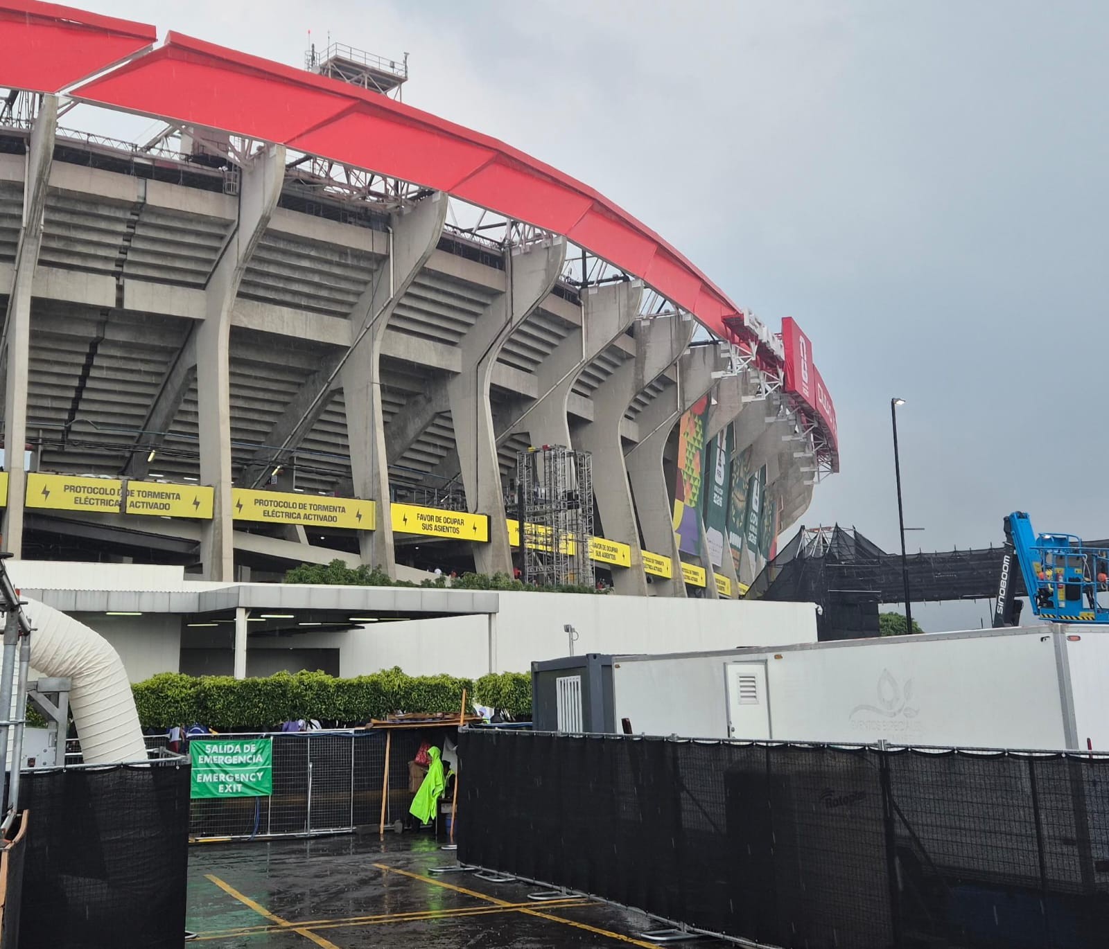 Temporal atinge o estádio Azteca horas antes de México x Inglaterra