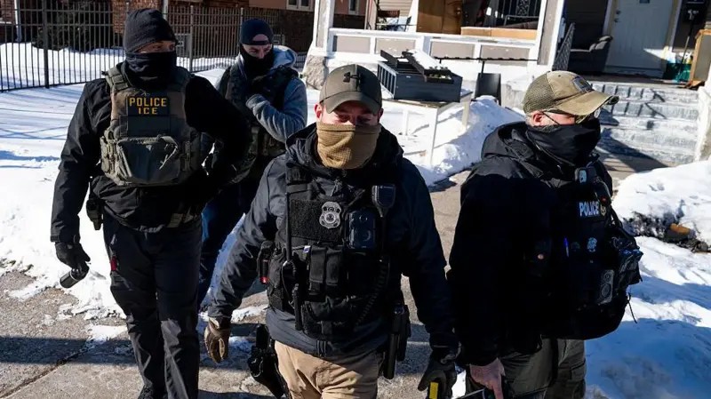 ICE suspenderá abordagens a veículos nos EUA, diz agência