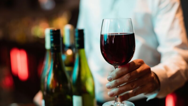 Vinhos importados mais baratos perdem espaço com inflação, enquanto rótulos premium avançam